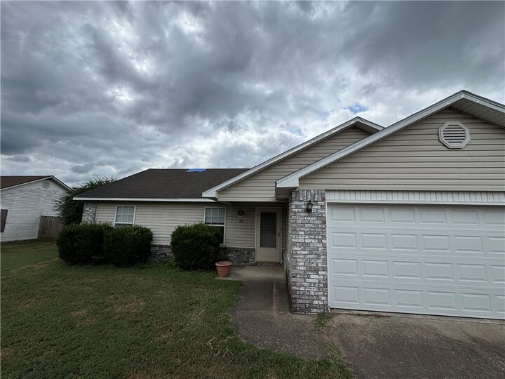 Property Photo: 609 SW 6th Avenue AR 72736