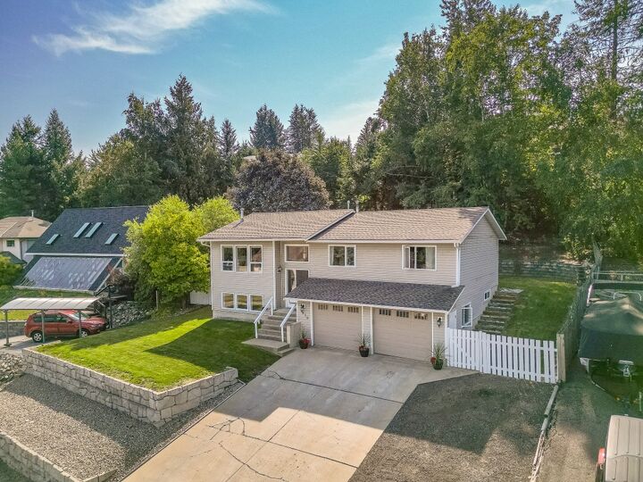 Property Photo: 1610 16 Avenue SE BC V1E 2M7