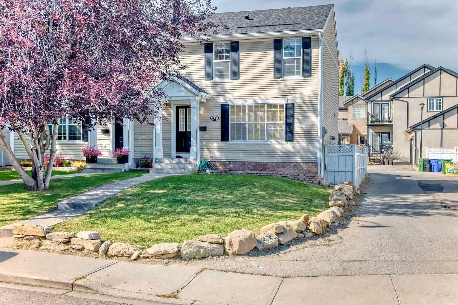 Property Photo: 42 Ypres Green SW AB T2T 6M1