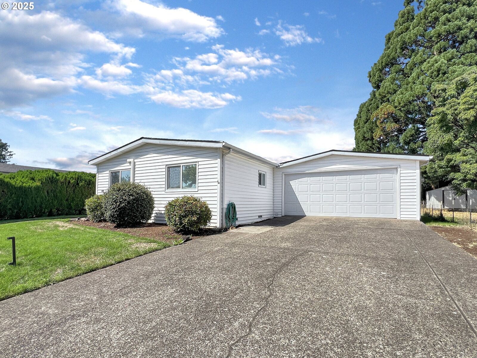 Property Photo: 416 Lochaven Ave OR 97477