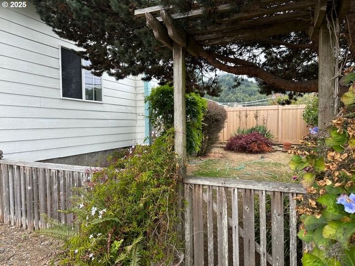 Property Photo:  97993 W Benham Ln  OR 97415