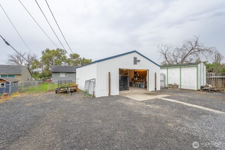 Property Photo: 630 W Loop Drive WA 98837
