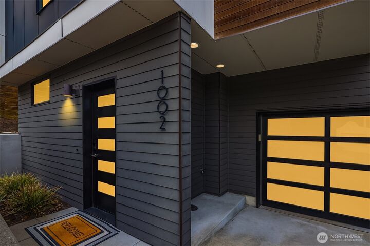 Property Photo: 1002 5th Avenue N WA 98109
