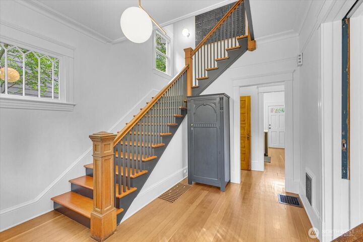 Property Photo:  109  11th Avenue E  WA 98102 