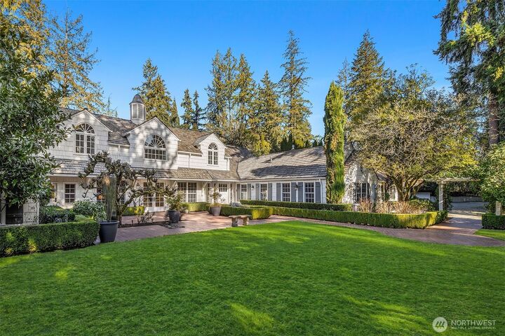 Property Photo: 1135 Evergreen Point Rd WA 98039