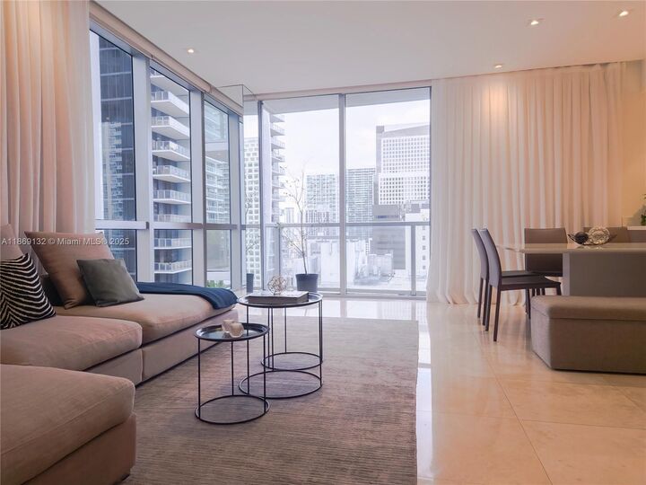 Property Photo:  1060 Brickell Ave 1517  FL 33131 