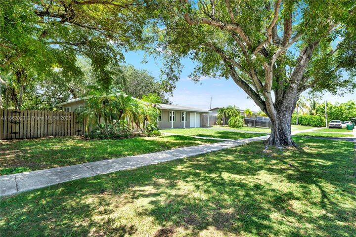 Property Photo: 16022 SW 98th Ave FL 33157