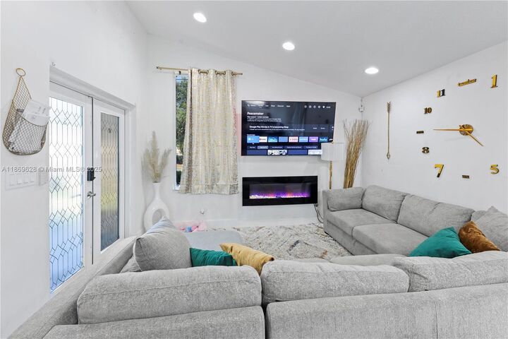 Property Photo: 135 NW 6th Ave FL 33004