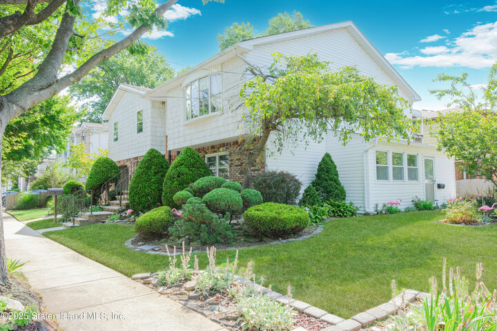 Property Photo:  50 Reading Avenue  NY 10312 