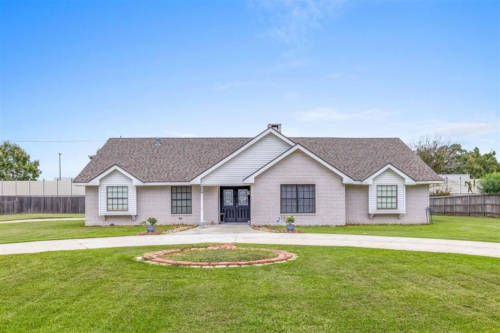 Property Photo: 1612 Woodland Dr Drive LA 70605