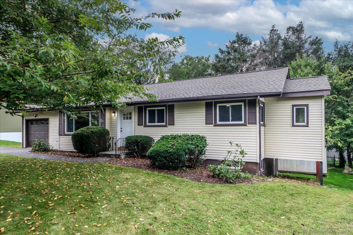 Property Photo: 8 Lakewood Terrace CT 06776