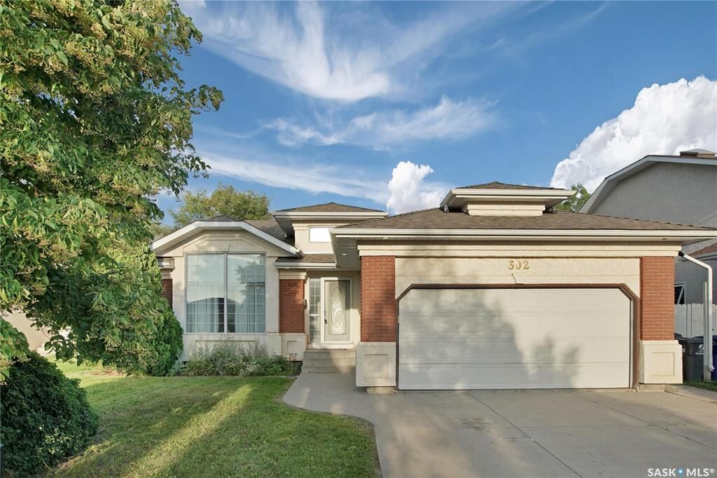 Property Photo:  302 Blackthorn Crescent  SK S7B 1V1 