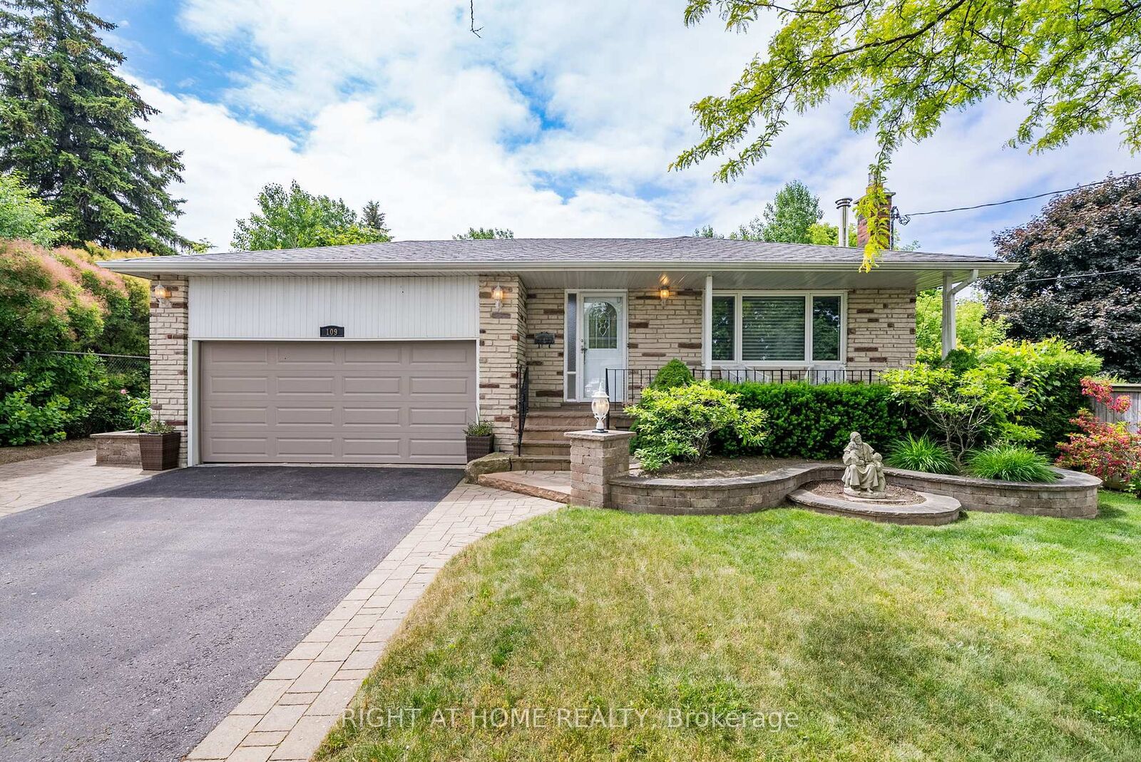 Property Photo: 109 Crawforth Street ON L1N 3S4
