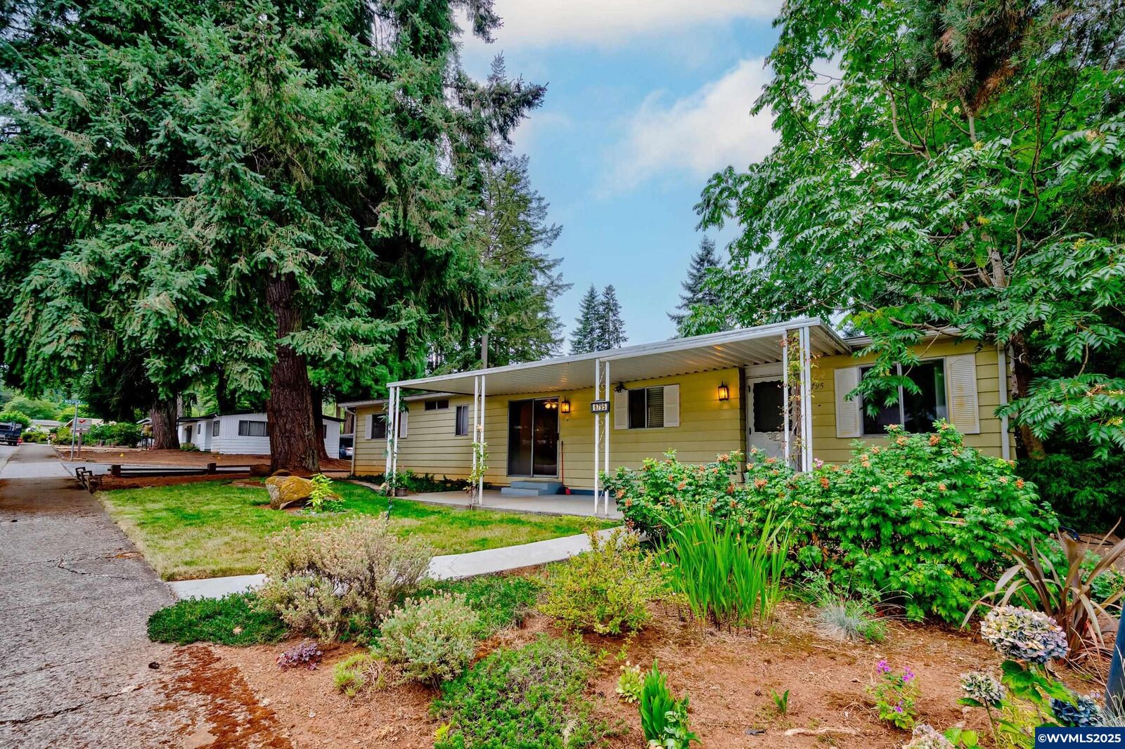 Property Photo: 6795 Fairway Av SE 6795 OR 97306