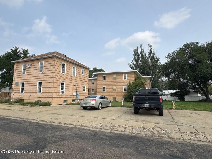 Property Photo:  536-550 1st Street E  ND 58601 