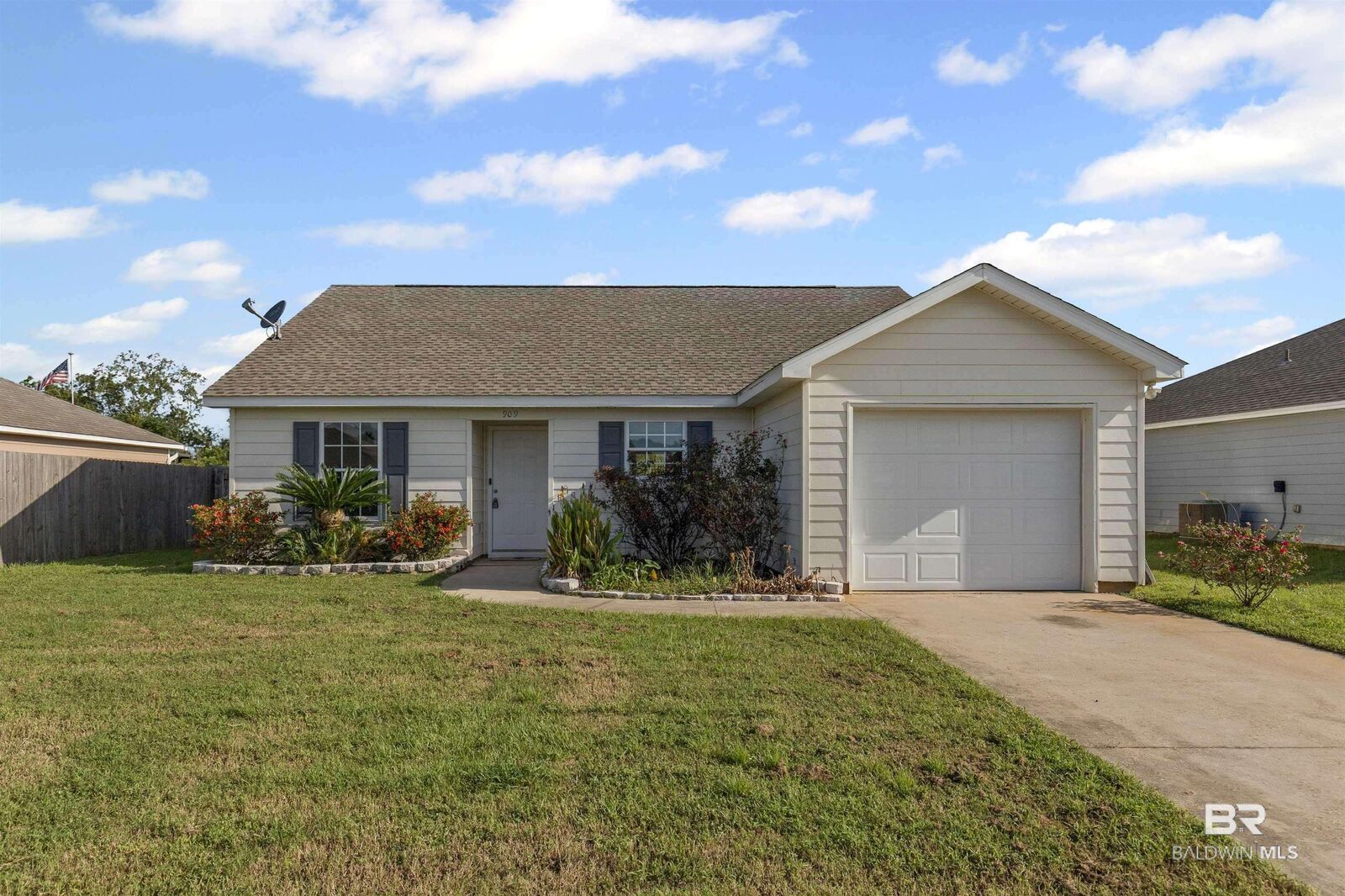 Property Photo:  909 Sentinel Circle  AL 36535 