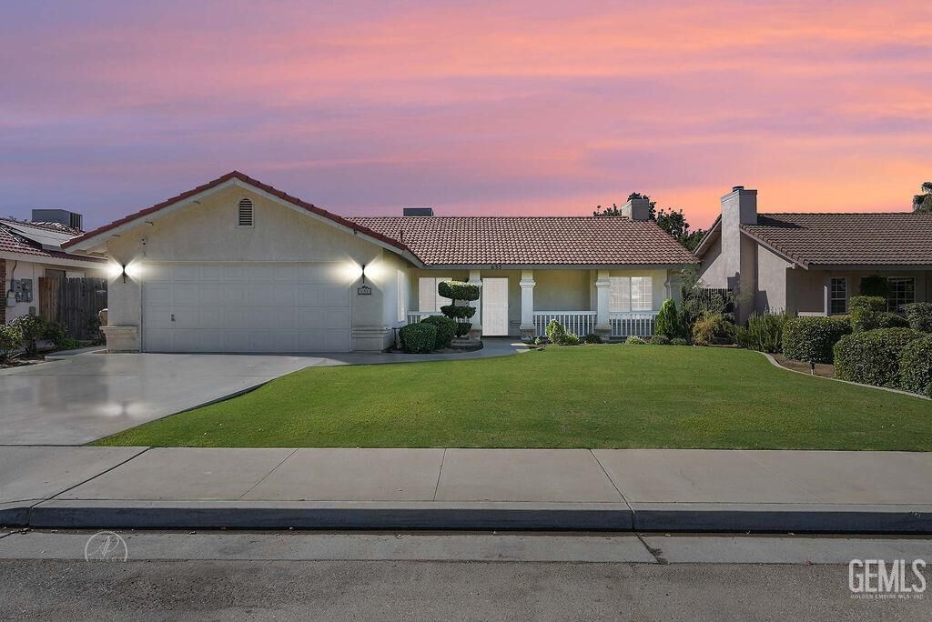 Property Photo: 633 Sun Rose Avenue CA 93308