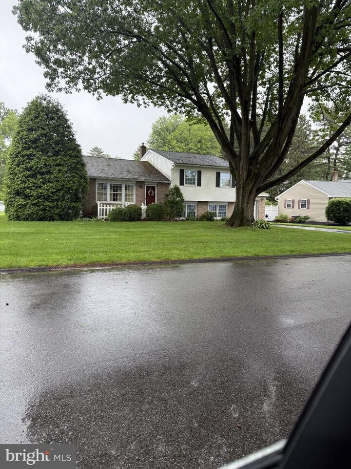 684 Gentry Drive  Lancaster PA 17603 photo