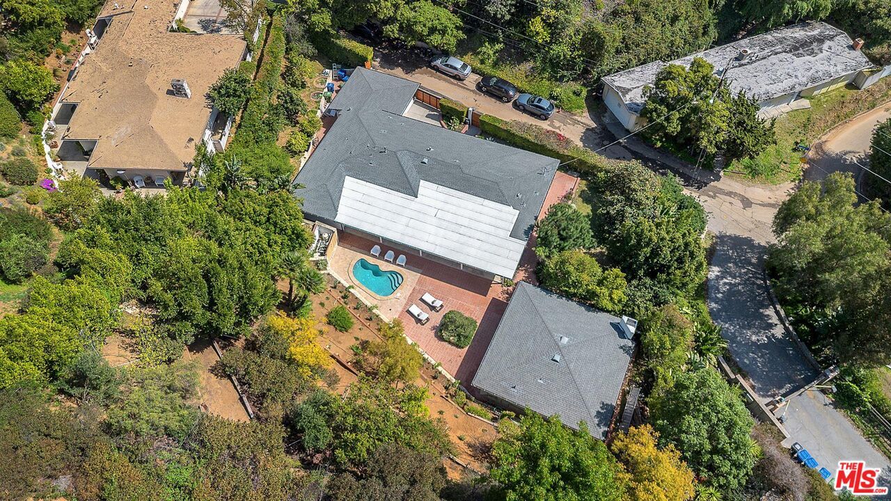 Property Photo:  9495 Gloaming Dr  CA 90210 