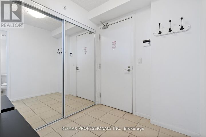 Property Photo: 800 Lawrence Avenue West 1014 ON M6A 0B1