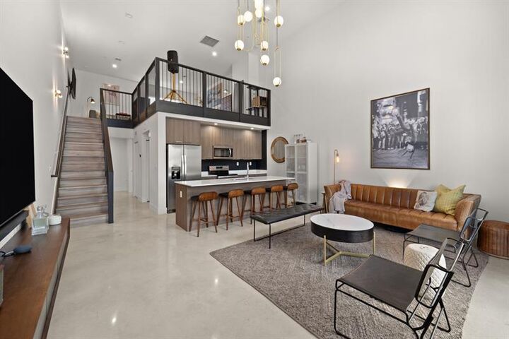 Property Photo: 410 NE 36th St 10 FL 33334