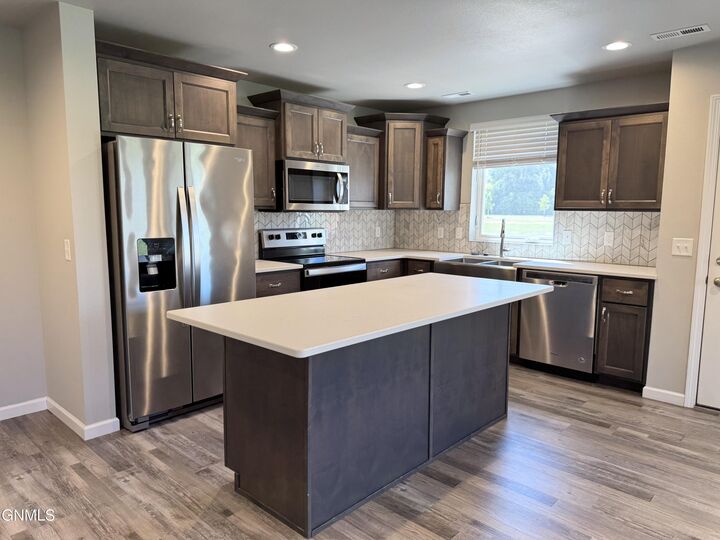 Property Photo:  3304 Kenner Lp  ND 58504 