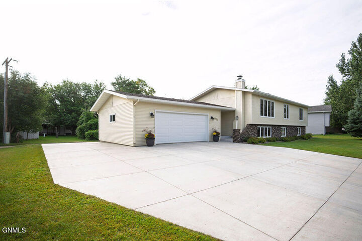 Property Photo:  1730 3rd Avenue NE  ND 58401 