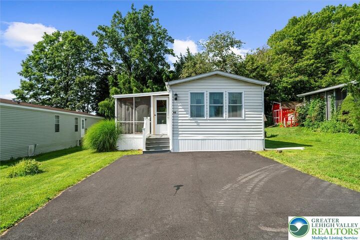 Property Photo: 62 Ashford Lane PA 18056