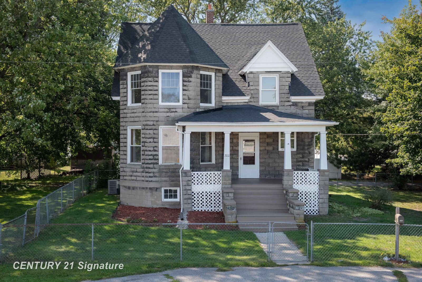 Property Photo: 300 S Columbian Street MI 48706