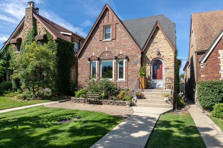Property Photo: 1710 N Newland Avenue IL 60707