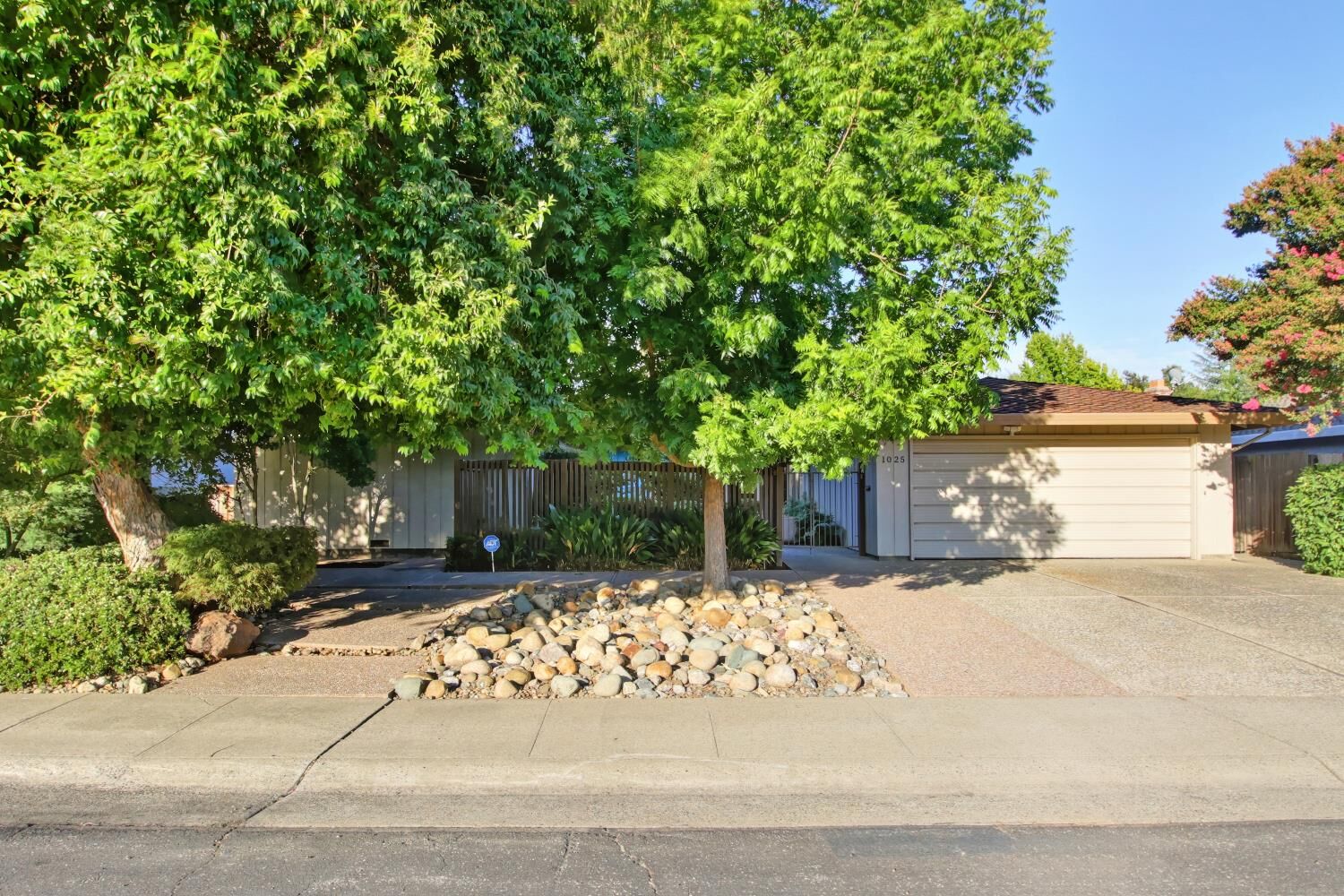 Property Photo: 1025 Foxhall Way CA 95831