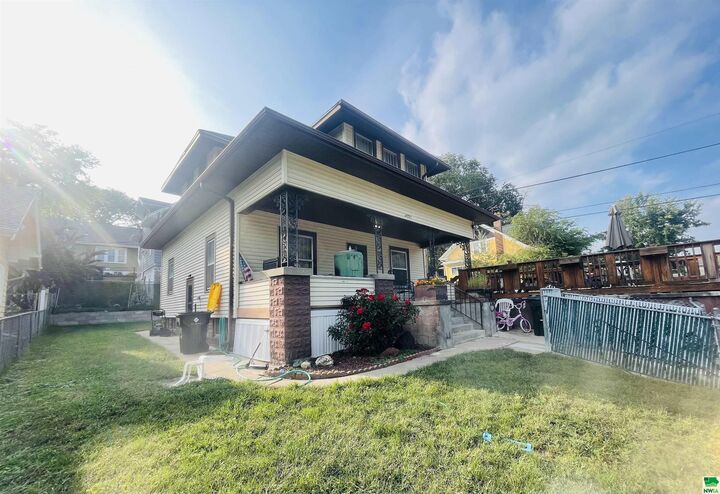 Property Photo: 2721 Court St IA 51104