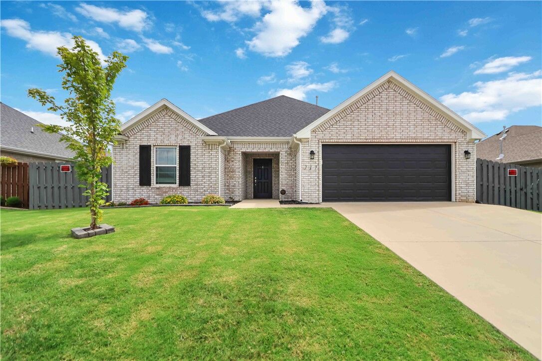 Property Photo:  717 Diamond Avenue  AR 72745 