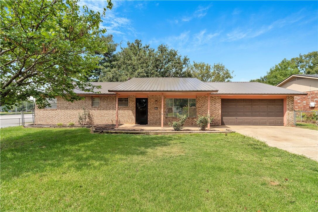 Property Photo:  2706 Eidson Street  AR 72762 