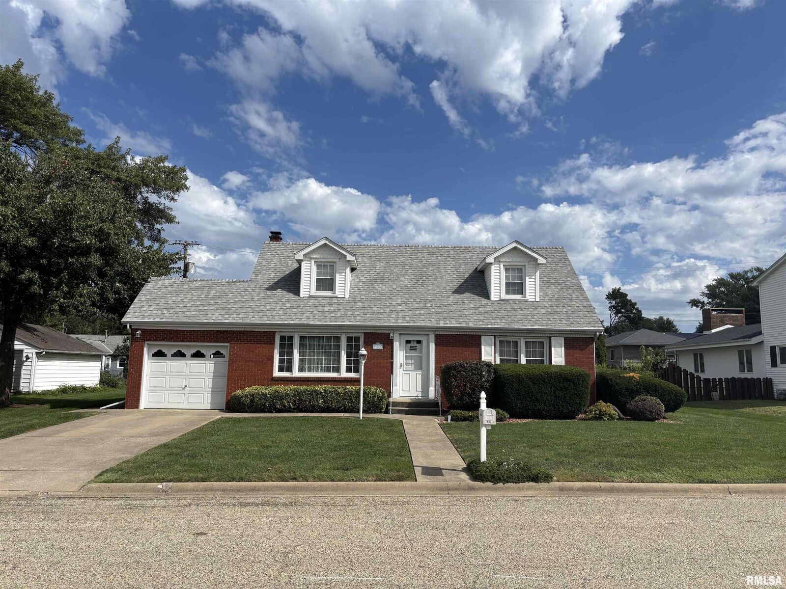 Property Photo:  823 Lawndale Street  IL 61540 