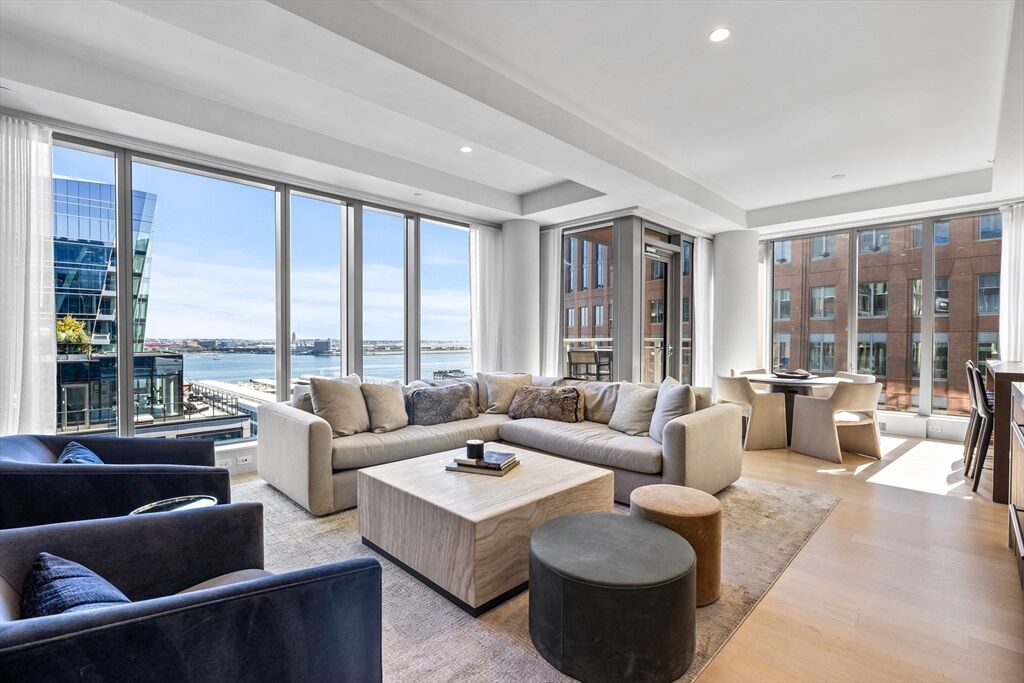 Property Photo:  135 Seaport Blvd 1902  MA 02210 
