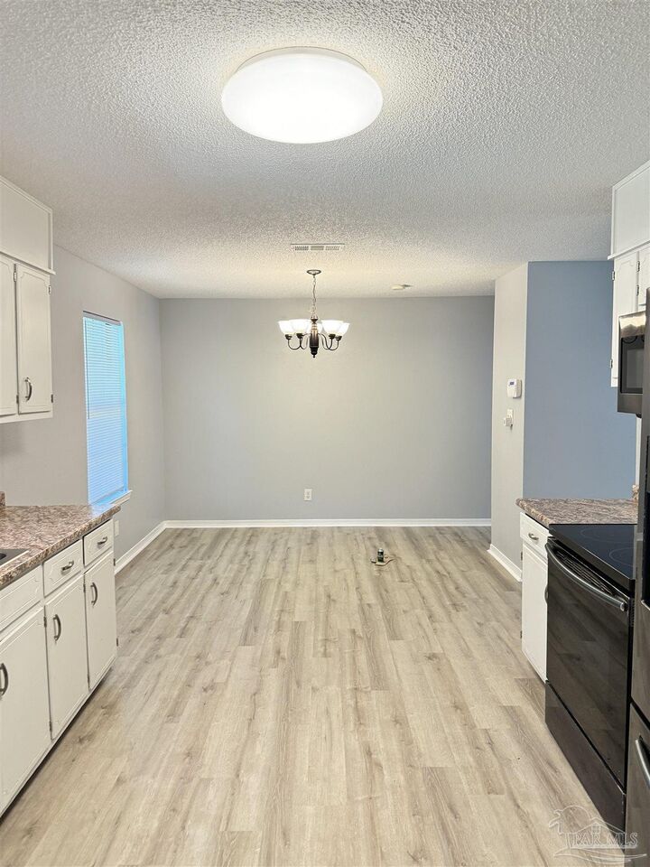 Property Photo: 517 Benjulyn Rd FL 32533