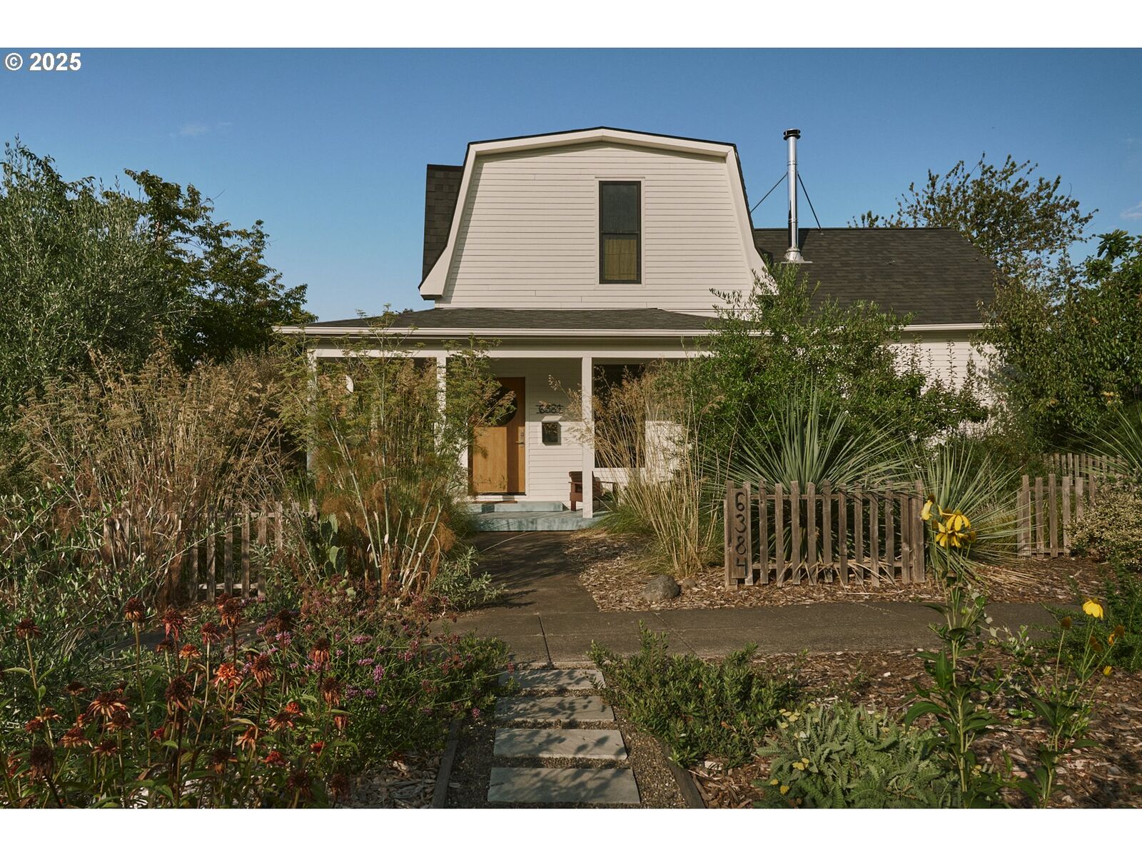 Property Photo:  6384 NE Durham Ave  OR 97211 