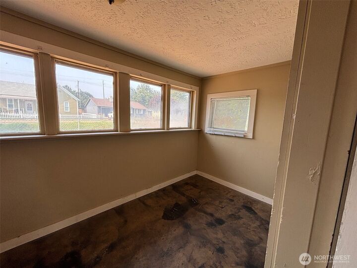 Property Photo:  602 N Pacific Street  WA 98926 