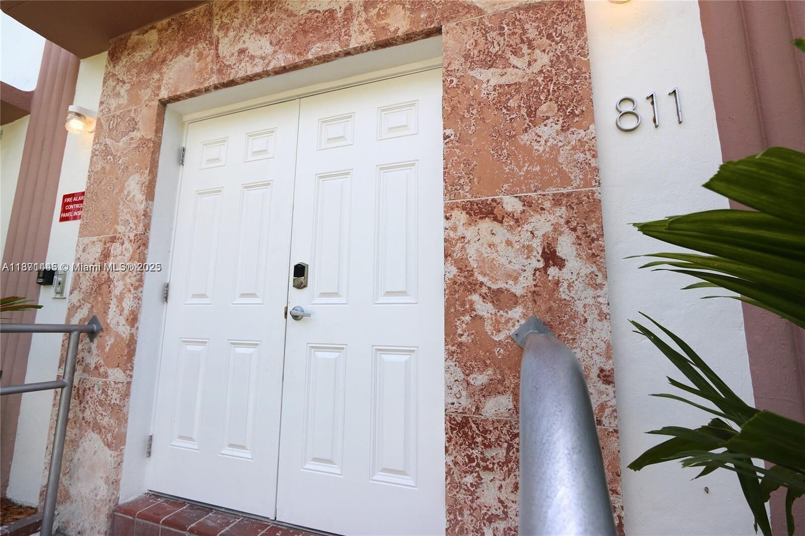 Property Photo:  811 Jefferson Ave 104  FL 33139 