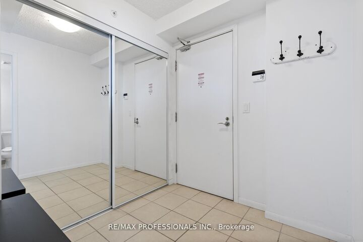 Property Photo:  800 Lawrence Avenue W 1014  ON M6A 0B1 