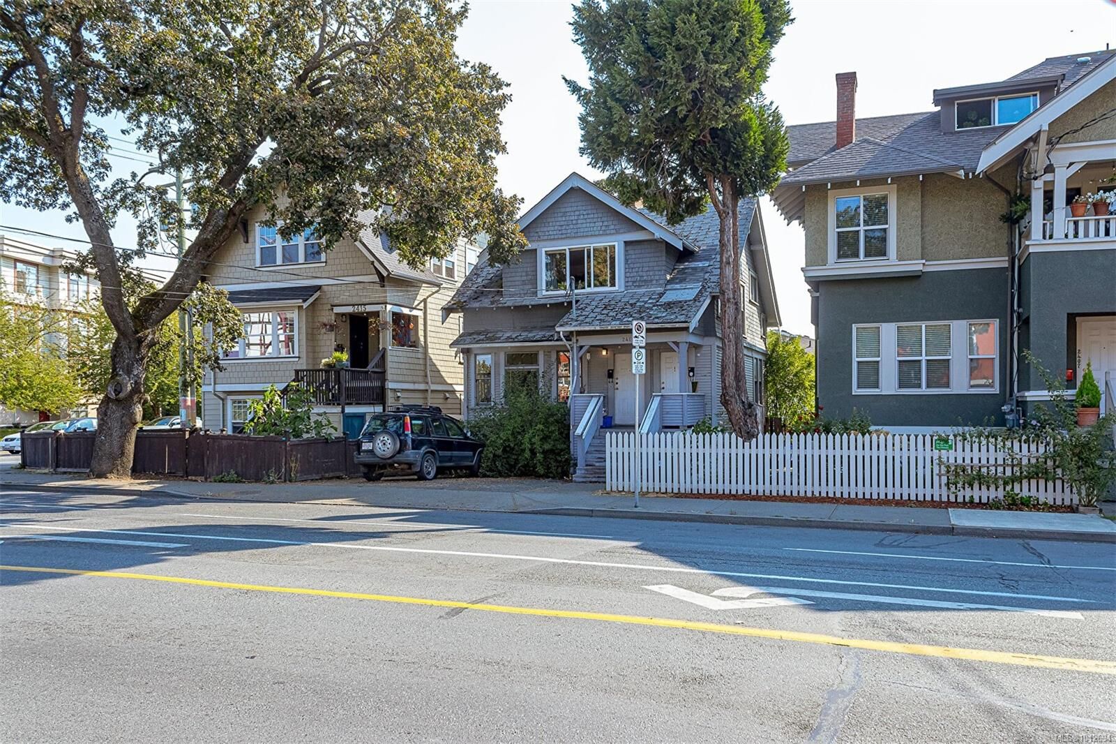 Photo de la propriété: 2411 Quadra St BC V8P 2S1