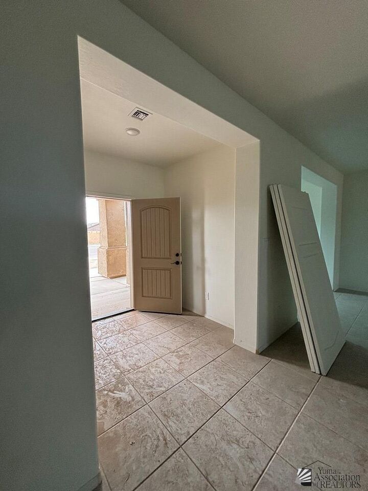 Property Photo: 5648 E 45 Pl AZ 85365