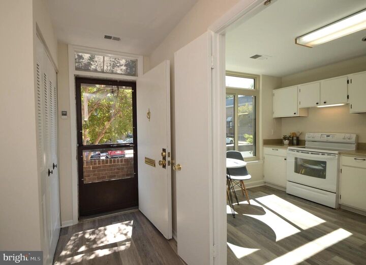 Property Photo: 1729 S Hayes Street 2 VA 22202