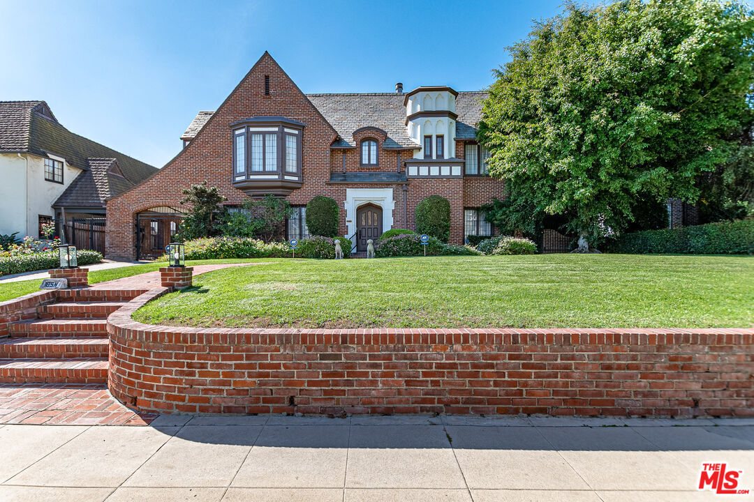 Property Photo:  165 N Las Palmas Ave  CA 90004 