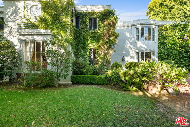 Property Photo:  1110 Benedict Canyon Dr  CA 90210 