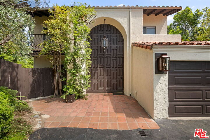 Property Photo: 2492 Banyan Dr CA 90049