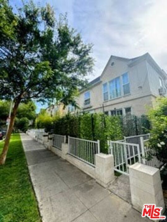 133 S Crescent Dr  Beverly Hills CA 90212 photo