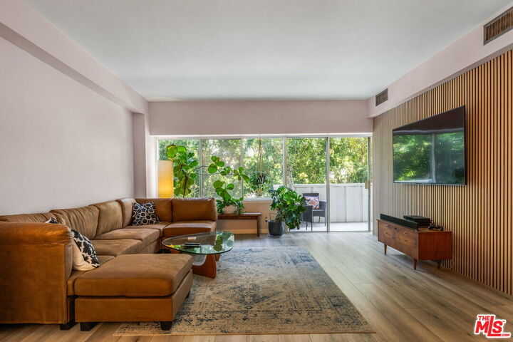 7135 Hollywood Blvd  Los Angeles CA 90046 photo