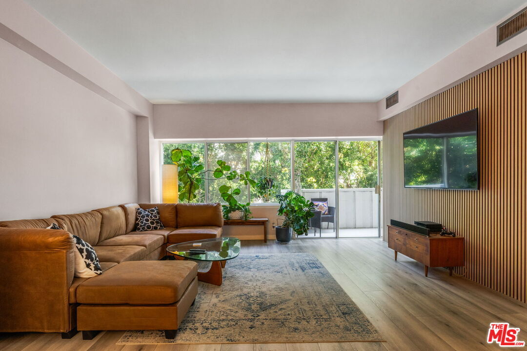 Property Photo:  7135 Hollywood Blvd  CA 90046 